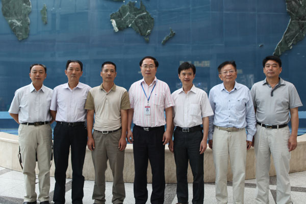 通威股份嚴虎總裁（中）、高級技術顧問吳宗文（右二）與考察團一行合影留念