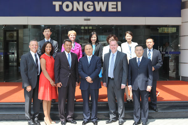 集團董事局劉漢元主席(中)、副總裁胡榮柱(右一)與麥當勞考察團合影留念