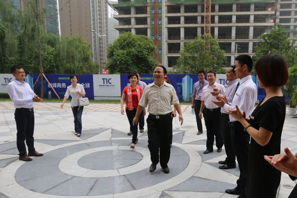 劉主席、管董事長一行視察通威國際中心招商中心
