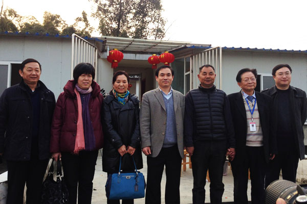 農業部漁業局副局長李書明等領導與通威股份總裁助理劉輝芬、高級技術專家吳宗文合影。