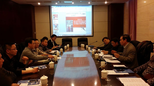 設施漁業工程研究所和農業部漁業局、省水產局等領導座談“365模式”之底排污、網箱魚體排泄物回收技術。